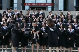 爱情学业双丰收啊！女大学生抱娃C位拍毕业照，画面太“温馨”了视频封面