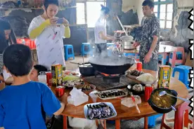 女粉丝深夜穿比基尼赶海，抓成堆海鲜直接生吃，直说鲜甜太生猛了视频封面