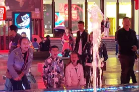 笑喷！景区喷泉被当喊泉数百人呐喊 喷泉：我好吵啊视频封面