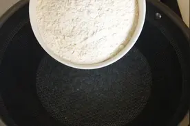 面粉在开水锅里煮一煮瞬间变美食，给肉都不换