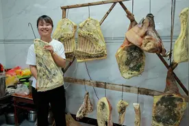 用腊肉五花肉炖红豆太下饭啦了，两个人吃一个菜也嘎嘎香，安逸