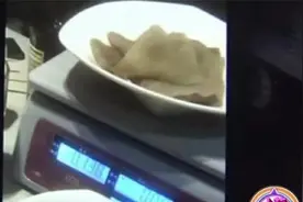 毛肚缩水事件反转？海底捞称顾客索赔2万，网友态度一边倒视频封面