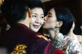 比吴奇隆大2岁的丈母娘长啥样？看到照片后，网友：这声妈咋张嘴视频封面