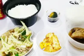 外卖满40减38元的“鸭腿木桶饭”，满减套路那么夸张，会好吃吗？视频封面