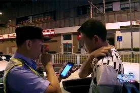 实录：美女开跑车接男友，突然碰上交警查车，一查男友身份吓坏了视频封面