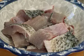 入冬后要多吃鱼，大厨教你懒人做法，鲜嫩入味，出锅连汤汁都不剩视频封面