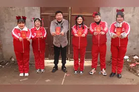 新的一年里，小伙伴们向二舅拜年并送上祝福语，欢欢喜喜过大年视频封面