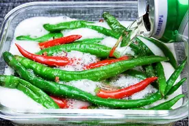 辣椒中倒入啤酒，作用拿钱都难买，香辣爽脆味道好，3天就能吃视频封面
