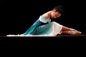 十八岁巴西女孩最大烦恼竟然是上厕所视频封面