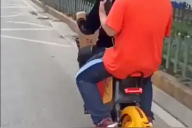 昆明街头共享助力车“双人骑”！摇摇晃晃令人担忧......视频封面