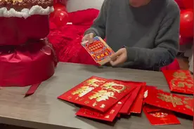 新人结婚朋友随100张刮刮乐，新娘：1000元开出500多，很开心视频封面