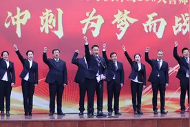南高顺庆校区在操场举行高考倒计时100天誓师大会视频封面
