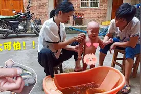 农村用银手镯给小孩洗澡，结果让宝妈吓得惊叫，你知道为什么吗？视频封面