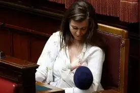 意大利议会女议员母乳喂养：赢得掌声视频封面