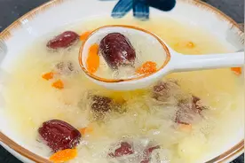 红枣银耳汤怎么做才好喝，教你一个小技巧，银耳快速出胶，真营养
