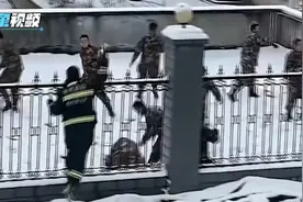 贵州降雪，消防员和武警组队隔墙打雪仗！网友：我在想着帮哪边视频封面