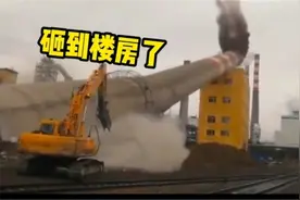 【爆笑解说】挖掘机神操作，一箭双雕视频封面