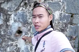 这石洞里藏着几窝蜜蜂，在这地方压根没人敢要，这是要成国宝了视频封面