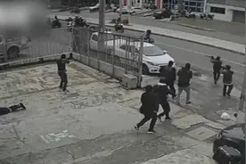 哥伦比亚某金库遭数名劫匪突袭，一边打劫还一边冒充交警梳理交通视频封面