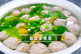 肉丸汤鲜味美，鲜嫩不松散，肉馅的调配有诀窍，原来这么简单视频封面