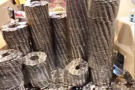 推币机里有8座硬币塔，小伙作弊用手全部推倒，这下老板亏大了视频封面