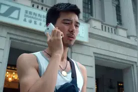 睡在我上铺的兄弟：李现影院买票，却意外认错女友，场面十分尴尬视频封面