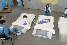 奔跑吧：蔡徐坤一秒盖被，解锁睡觉新姿势，baby都看呆了视频封面