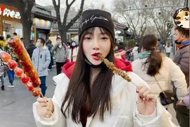 李小璐变身时髦达人，一身嘻哈风打扮逛北京城，气质惊艳美得出众视频封面