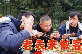 老表来做客，小伙抓15斤大鹅，两家人再聚首，美食摆满桌，吃香了视频封面