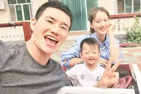 嘎子哥谢孟伟喜提二胎！回农村老家办满月宴，22岁娇妻颜值很高