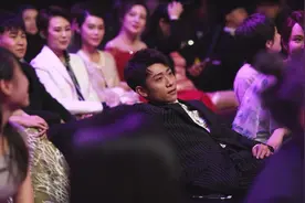 北京瘫席卷娱乐圈，张一山现场演示标准坐姿，一看就是地道北京人