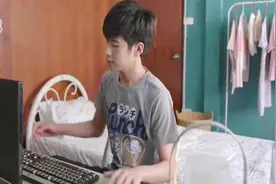哥哥偷偷来到妹妹房间，打开电脑看到这一幕吓坏了视频封面