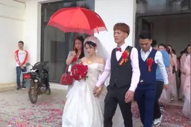 广东一姑娘出嫁，新郎带着她出门了，后面跟着一大帮美女视频封面