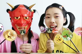 闺蜜恶作剧：戴魔鬼面罩吃“万圣节糖果”，扮相搞怪超逗视频封面