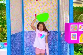 儿童萌宝乐园：小女孩在神奇的浴室里，竟然用跳跳球玩具洗澡？视频封面