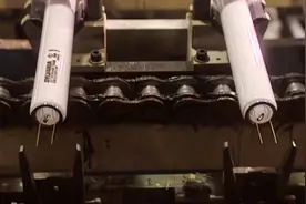 荧光灯（日光灯）是如何制造出来的，让我们来看看他的制造过程。