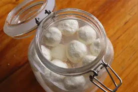 家里牛奶多的可以试试做咸牛奶粒，简单营养还能补充体力