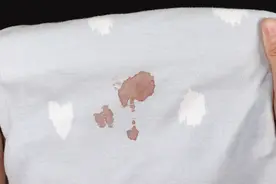 不管多顽固的床单血渍，只用撒一把，新老血渍轻松洗掉，不留痕迹视频封面