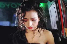 美女醉醺醺的，坐车来到男人家，竟吐了男人一肚子视频封面