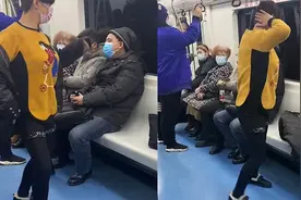 沈阳一大姐地铁上沉浸式妖娆热舞，目击者：整节车厢都尴尬得静止视频封面
