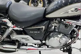 豪爵铃木经典150小太子，排量适中，造型复古，油耗2L，摩旅神器视频封面