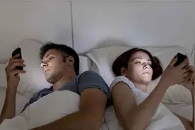 医生提醒：经常躺着玩手机的人，身体会出现4个“恶性”变化