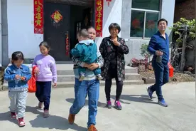 清明节，一家人上山扫墓祭祖，第一次说出爷爷的去向视频封面