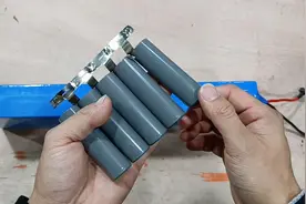 有一个网友说他的锂电池摔了一跤续航减少一半，一起来看看怎么修视频封面