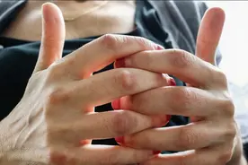 手上皮肤痒痒的，是不是脚气长手上了？这类情况当心传染