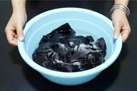 黑衣服褪色显旧怎么办？清洗时往水里加点小东西，天天都穿新衣服视频封面