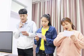 “只”字加一笔是什么字？俩美女答不出，小伙提笔完成，太逗了视频封面