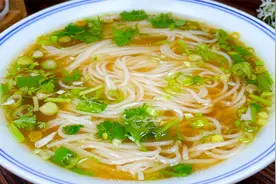 清汤面好吃有诀窍，教你饭店不外传的秘诀，面条筋道汤鲜味美