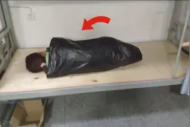 迷惑行为！离校前最后一晚，山东女生套垃圾袋凑合获蚕蛹姐姐称号视频封面