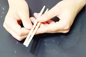 用一次性筷子吃饭，为什么要把一端掰断？看完你就知道了视频封面
